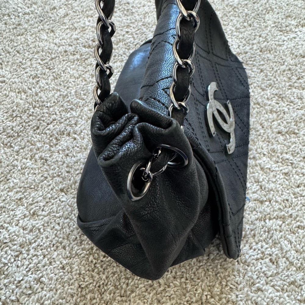 Vintage Chanel Black Quilted Shoulder Bag - Picture 5 of 15